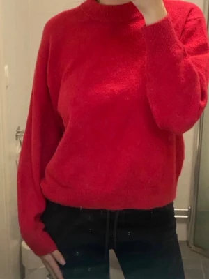 Rosa stickad tröja - Säljer en rosa stickad tröja med rund hals och långa ärmar. Enkel och stilren design som funkar till många olika outfits.