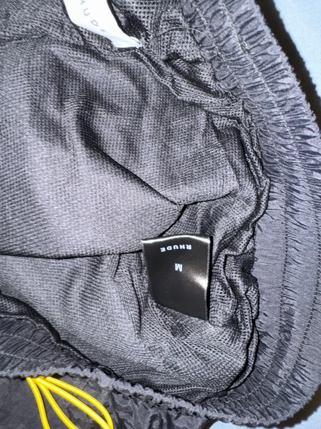 Svarta Rhude shorts med gul snörning - 1