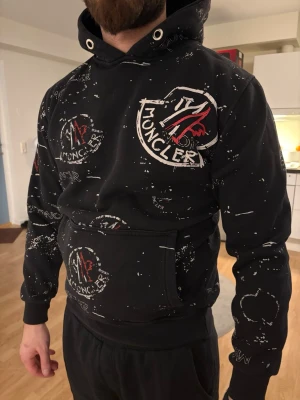 Moncler hoodie - Bra skick och storlek L fast passar även för M