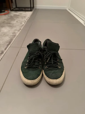 Mörkgröna Diemme skor i mocka - Säljer ett par mörkgröna sneakers från Diemme gjorda av mocka. De är väl använda men fortfarande i bra skick.