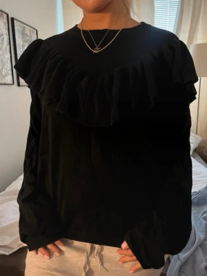 svart volang ylletröja - Säljer en svart tröja med volanger i storlek S🫰