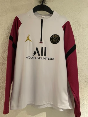 Psg tracksuit - Tjena!! Säljer en riktigt fet psg tracksuit där du både får tröjan och byxorna. Den passar till riktigt många tillfällen. Den har en unik färg kombination. Skriv bara om du har några frågor 👍👍. Priset e inte hugget i sten 