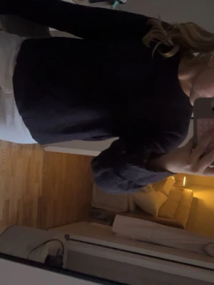 Mörkblå stickad tröja!  - Mysig mörkblå stickad tröja ifrån & other stories. Köpt för ungför ett år sedan, och inte jätte använd. Inga tydliga slitage förutom lite nopprig på armkanten (se bild 3). Köpt för ungför 500kr🩷