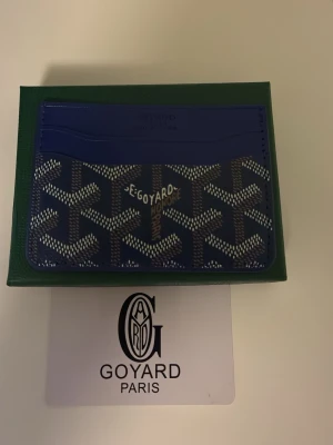 Mörkblå Go4yard plånbok  - Säljer en helt ny mörkblå plånbok med låda