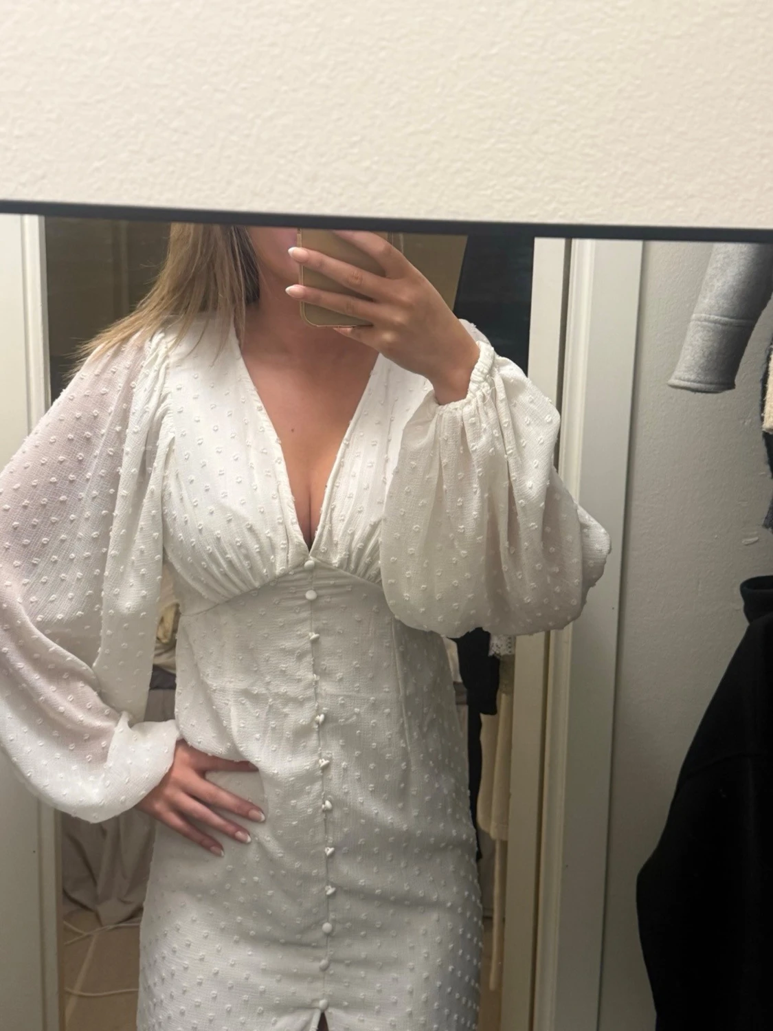 Vit kortklänning med puffärmar - 1