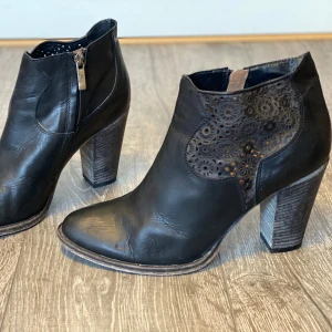 Stövletter - CC - stl 41 - Svarta stövletter / boots i skinn Dragkedja på insidan Märke: CC Som nya, knappt använda Storlek 41