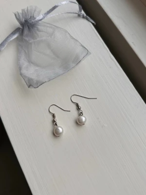 Nya örhängen - Superfina örhängen med äkta sötvattenspärlor🤍 Kommer i smyckespåse
