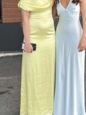 Vacker gul balklänning - Jättefin ljusgul balklänning som endast är använd en gång! Passar mig i längden som är 170cm💕 köpt från peppermayo för ca 1300💛