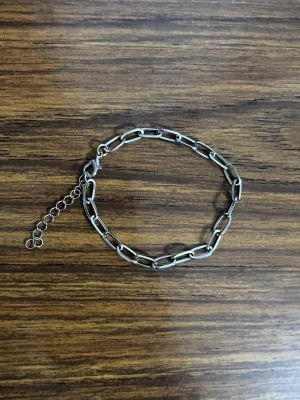 Stiligt metall armband - Stiligt armband som kan passa alla pga att den kan förminskas tills att den passar en genom att man kan sätta på den på själva armbandet inte bara på förlängnings delarna!