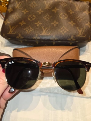 Ray ban solglasögon - Ray ban solglasögon. Nya och ligger bara och dammar. Fint använda. Box medföljer. 