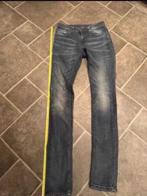 Nudie jeans - Säljer dessa nudie jeans i storlek w27 L 34. Längden är 104 cm och bredden 35 cm. 