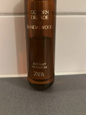 Golden Decade & Sandalwood Parfym - Extrait de Parfum från ZARA med namnet Golden Decade & Sandalwood. En stilren flaska som passar dig som vill sticka ut med en modern touch.