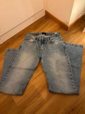 Vero Moda - Blåa jeans, rak passform och lågmidjade. 