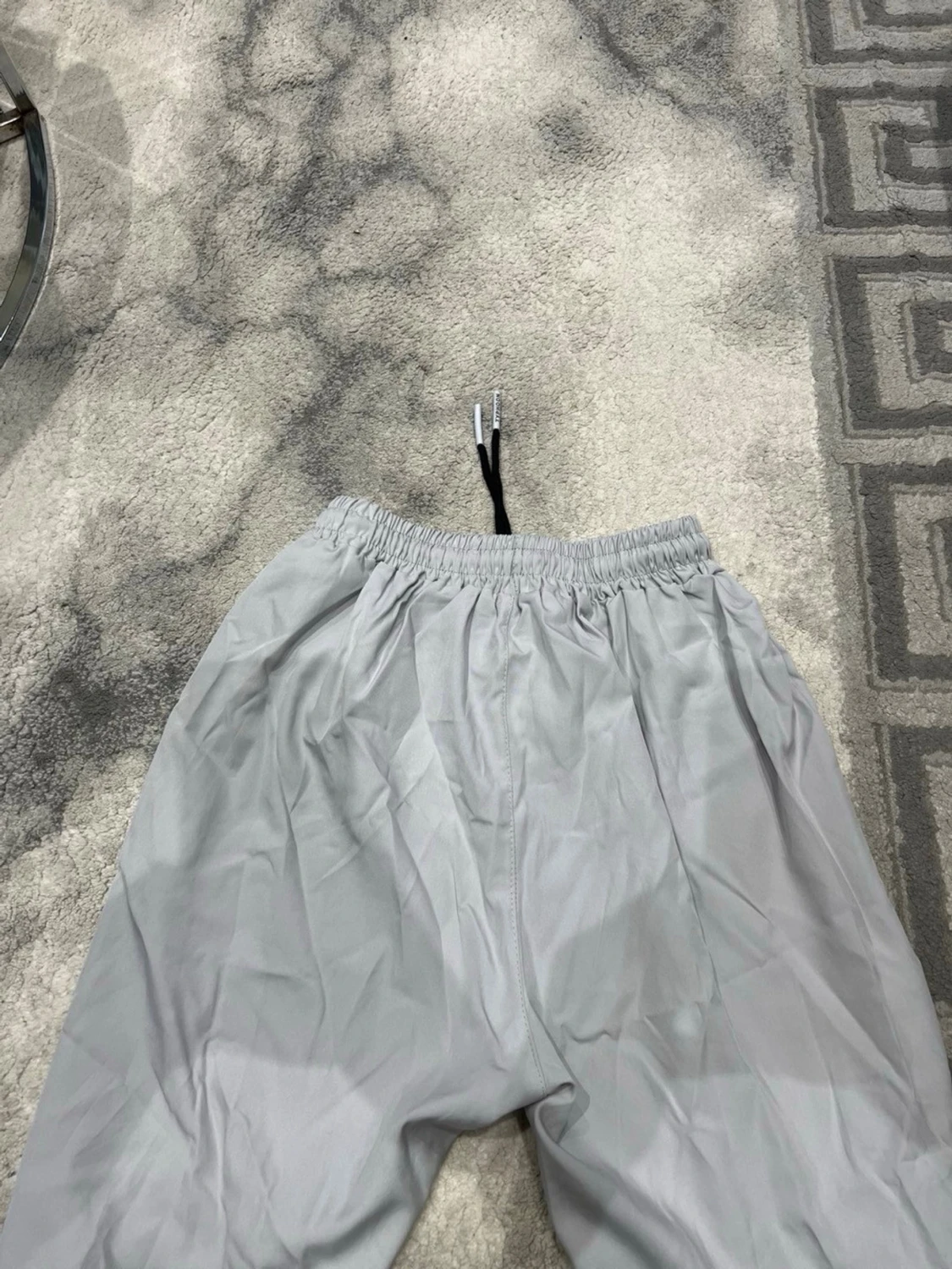 Grå loose shorts med snörning - 1