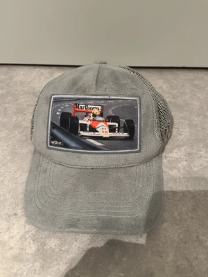 Velvet keps  - Säljer min velvet keps från wonti om jag inte minns fel för 450 kr. Knappt använd deför säljer jag den 