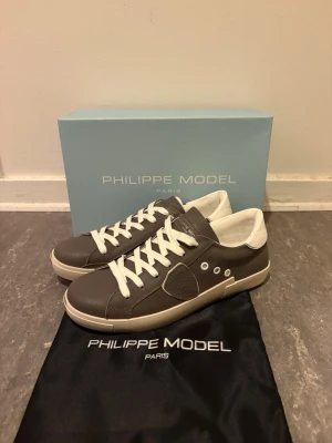 Philippe Model low gray sneakers - Helt nya och oanvända skor som är helt felfria. Allt på bild medföljer. Fraktar inom 24h