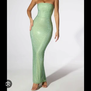 Oh Polly grön klänning - Supersnygg axelbandslös långklänning i ljusgrönt med glittriga detaljer. Klänningen har använts en gång💕Funkar för storlek 34-36!!