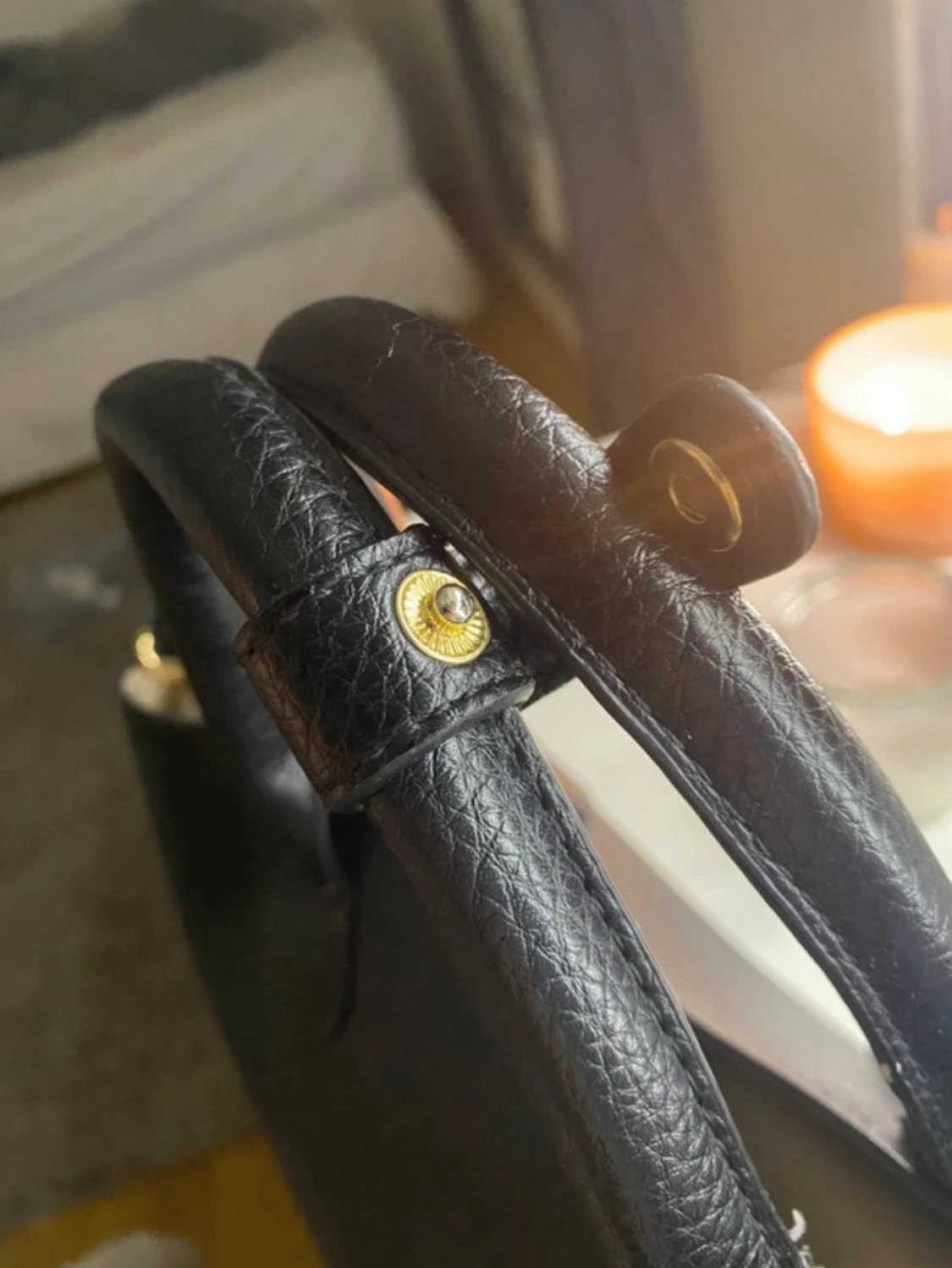 Svart handväska i skinn med guldiga detaljer - 2