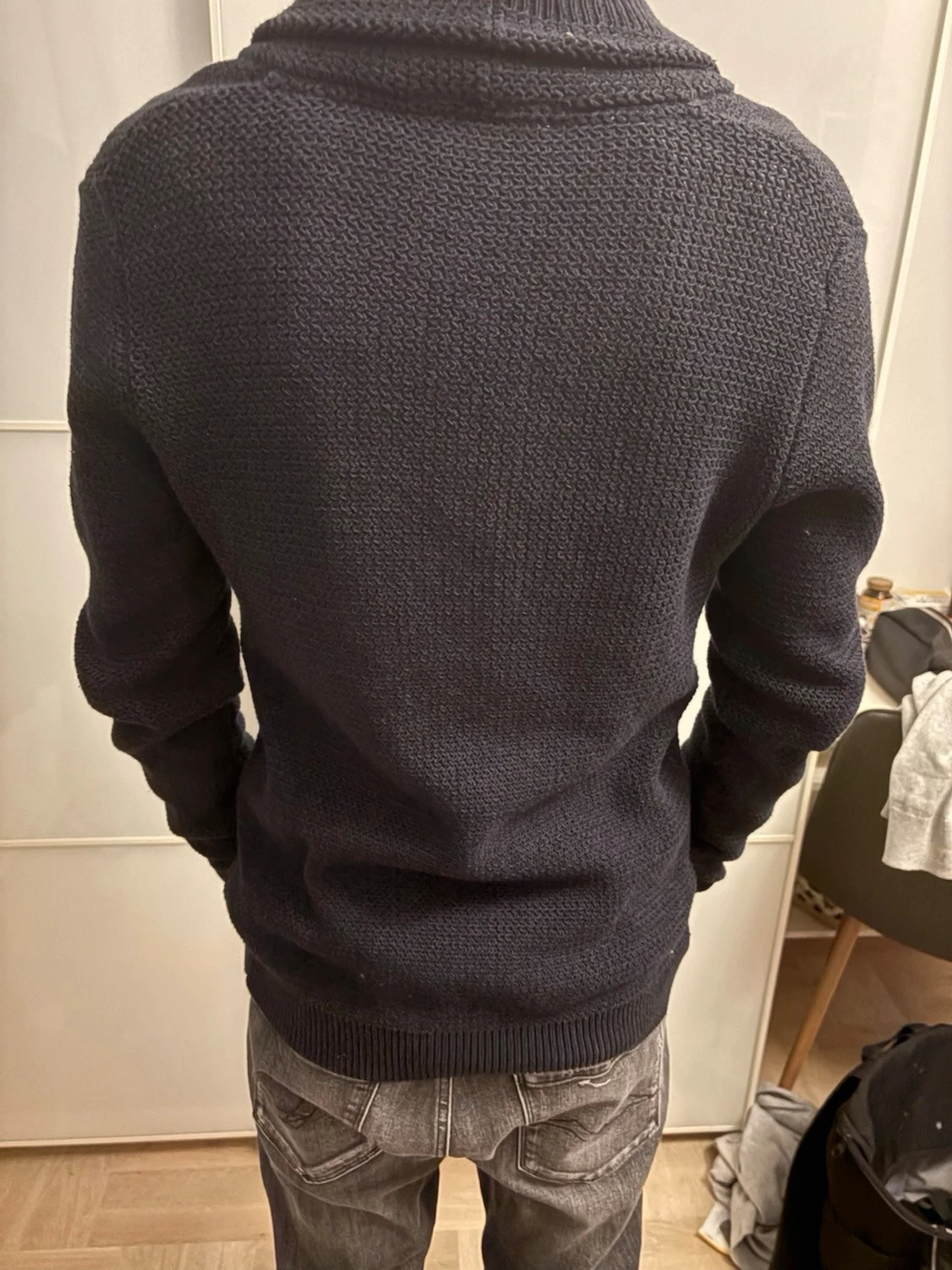 Mörkblå stickad kofta med knappar - 1