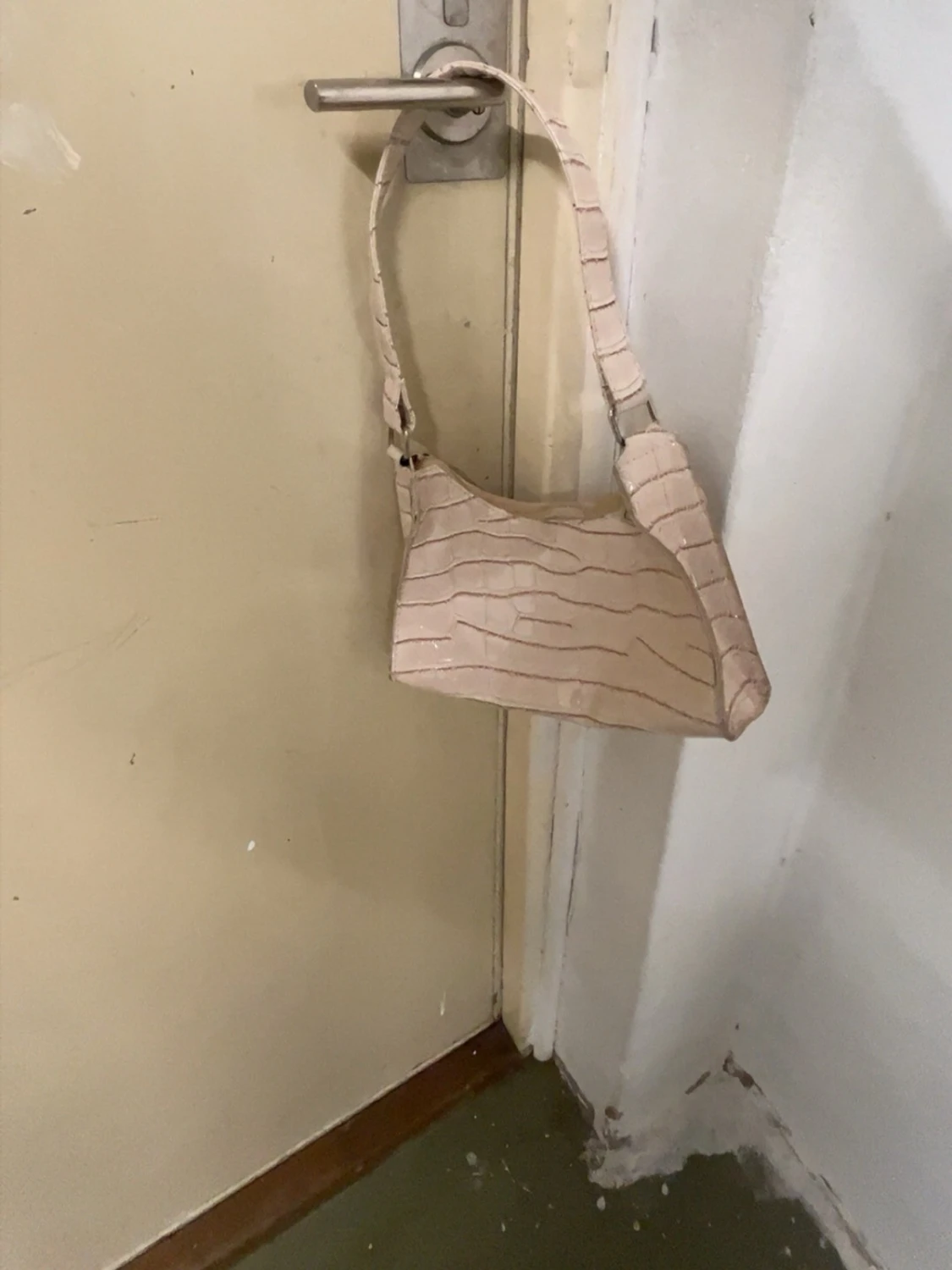 Beige axelväska i krokopräglat skinn