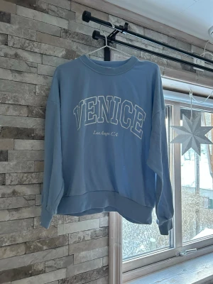 Sweatshirt  - Sweatshirt från H&M i storlek S 