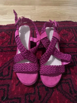 Pink Braided Sandals – Star Collection - Beautiful pink braided sandals from Star Collection. Stylish design with woven straps and ankle buckle closure. Comfortable flat sole, perfect for summer, holidays, everyday wear or parties. Size: EU 38 Brand: Star Collection Color: Pink / Fuchsia Condition: Very good condition (only light signs of wear on the sole, see photos) Heel height: Flat / low heel Clean and well kept. From a smoke-free home. Feel free to message me if you have any questions 😊 