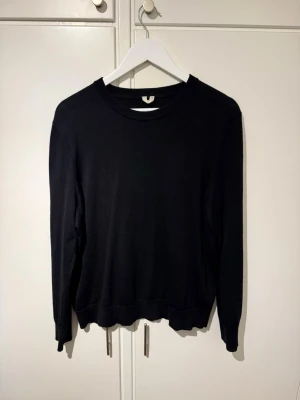 ARKET Svart 100% Ulltröja – Minimalistisk Skandinavisk Stickning - Högkvalitativ tröja i 100 % ull från ARKET i klassisk svart.  Storlek L men passar som M Bredd: 50 cm Längd: 65 cm Ärm från axel: 65 cm  Ett tidlöst och minimalistiskt plagg med en ren silhuett, perfekt för en kapselgarderob. Denna tröja är tillverkad av naturlig ull och är varm, andningsbar och slitstark.   Ett utmärkt investeringsplagg för alla som värdesätter kvalitet, hållbarhet och diskret design.  Skriv till mig om du har några frågor!
