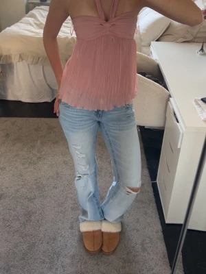 söt festtopp från zara - jättefin topp från zara i nyskick. använd 1 gång och därav inga defekter. 