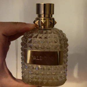 Valentino lyxig parfymflaska - Snygg parfym från Valentino med exklusiv design och gulddetaljer. Perfekt för dig som vill ha en stilren accessoar på hyllan eller i väskan. Märket står för trend och kvalitet. Volym och ingredienser syns ej på bilderna.