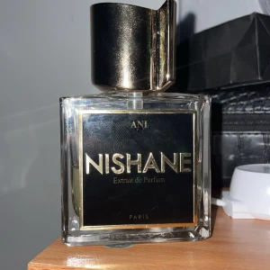 Nishane Ani Extrait de Parfum - Upptäck Ani från Nishane – en exklusiv Extrait de Parfum från Paris. Perfekt för dig som vill sticka ut med en lyxig och unik doft. Snygg flaska med modern design, passar dig som gillar att testa något annorlunda och premium.