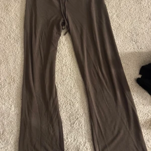 Mjukisbyxor nelly - Bruna mjukisbyxor från Nelly använt 3 gånger