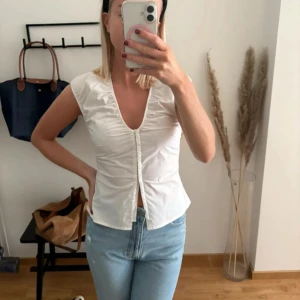 Blus från Weekday  - Såå fin blus från Weekday. Använd 1 gång. Nypris 400 kr