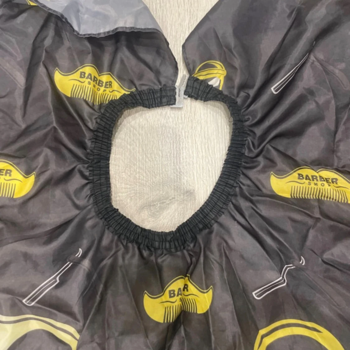 Svart barberarkappa med gul print - 1