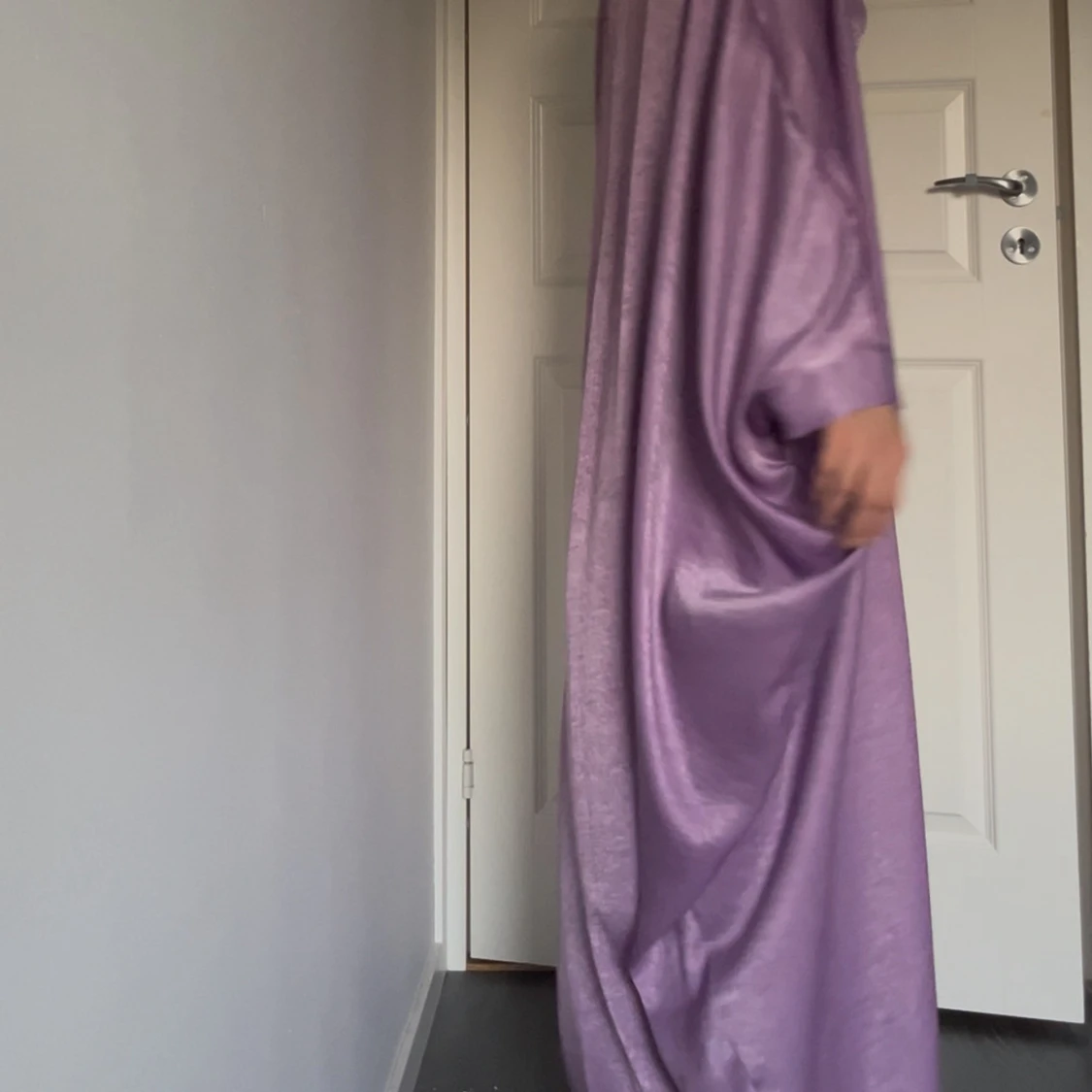 Lila långklänning i satinlook - 1