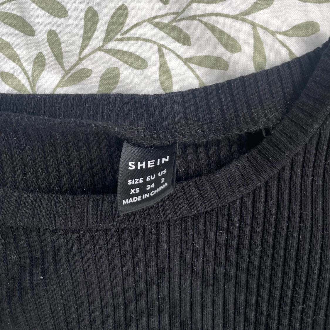 Svart ribbad topp med puffärmar i mesh - 4