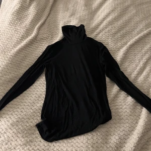Svart polotröja från H&M XS - En svart, klassisk polotröja från H&M i storlek XS. Tröjan hög polokrage🥰