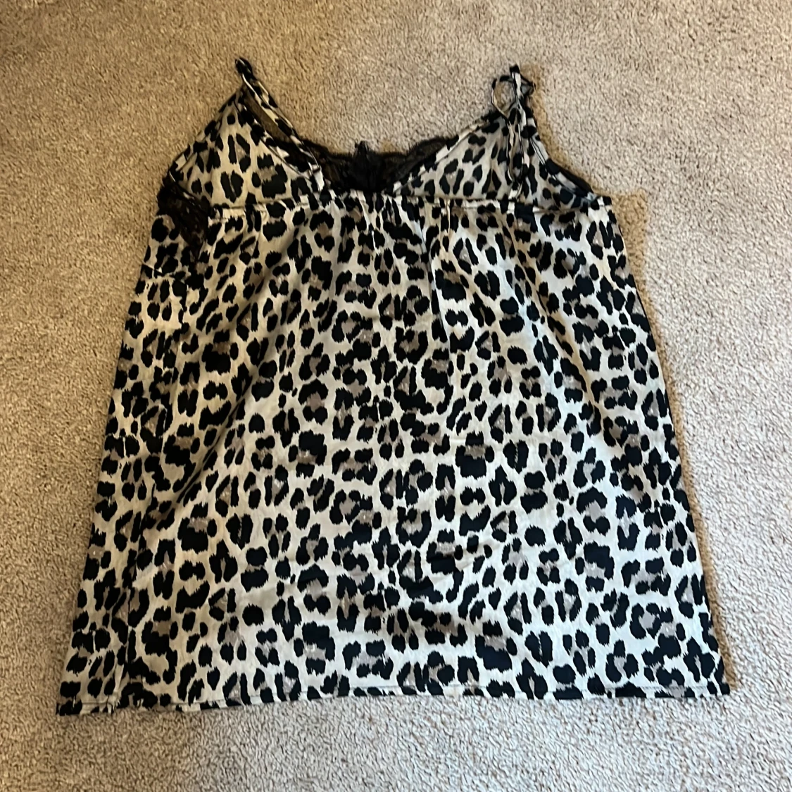 Leopardmönstrad linnetopp med spets - 1