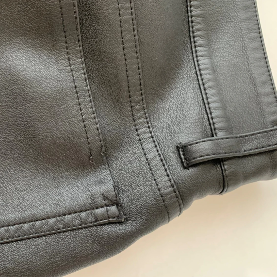 Svarta skinnbyxor från Bik Bok - 4