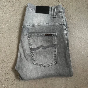 Nudie Jeans  - Säljer dessa otroligt feta Nudie Jeans i slim fit 9.9/10 skick, inga tecken på användning. Storlek: W31. Pris är diskuterbart ✅ Bara att höra av dig vid frågor!  5/5 reviews här på Plick ⭐️ Fraktar samma dag 📦