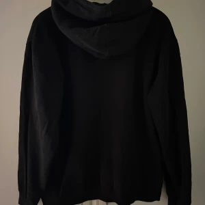 Weekday Zip Hoodie - Säljer en snygg Weekday Zip up som är i riktigt bra skick 9/10✅Tröjan har bara används någon gång därför så bra skick✅ Vid frågor och fler bilder så hör av er✅Priset kan diskuteras vid snabb affär🤗👌🏼