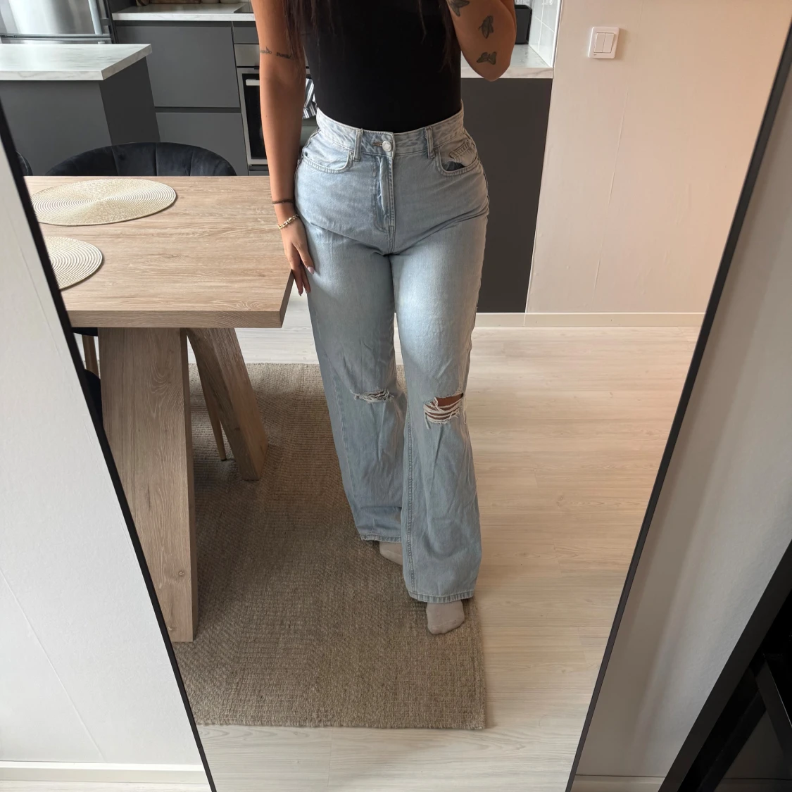 Ljusblå wide jeans med slitningar