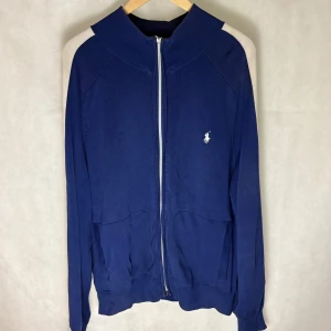 Ralph Lauren fullzip - Modellen är 185. Defekt visas på bild 5