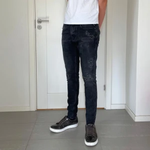Replay  - Säljer nu dessa Replay jeans med snygga slitningar i populär design som är i bra skick bortsett från slitna vid skrevet, W30 och L32, skriv för fler bilder/frågor🙌🏼