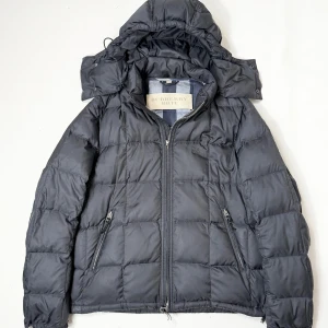 Burberry Dunjacka - Otrolig jacka från Burberry, med det ikoniska mönstret inuti. Skick: 8/10, saknar zipperhead. Retail: 14,000 SEK.