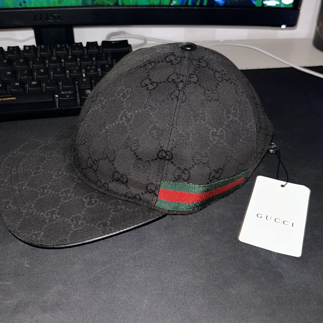 Svart keps från Gucci med GG-mönster