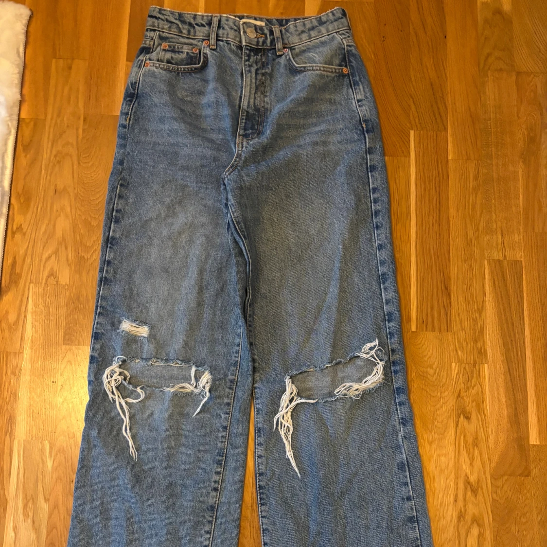 Blå jeans med hål vid knäna från Gina - 3