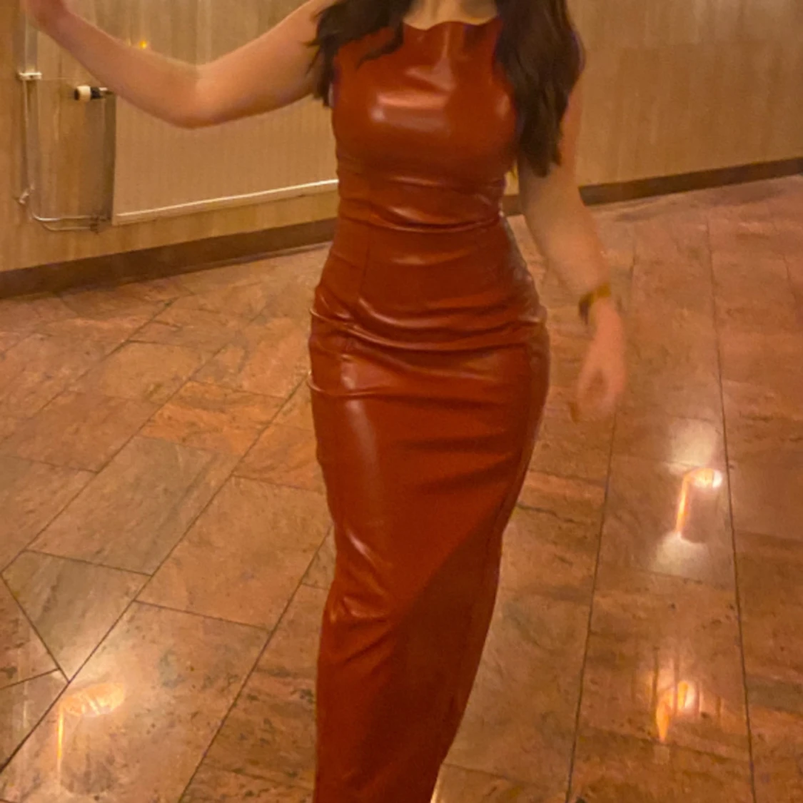 Brun lång klänning i skinnimitation - 1