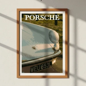 Porsche 911 retro poster-finns tre storlekar  - All poster tryck i Sverige och skickas inom en vecka. Både Virgil’s företag och vår leverantörs företag är registrerad företag hos Skatteverket. För mer information eller vid köp skriv till oss. 