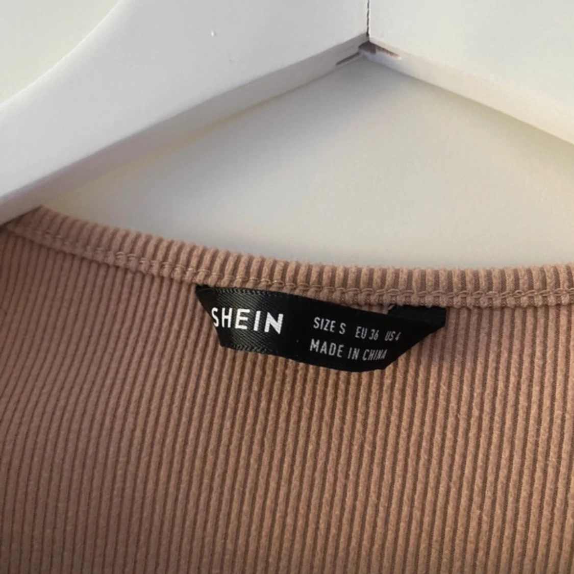 Beige croppad omlottopp - 2