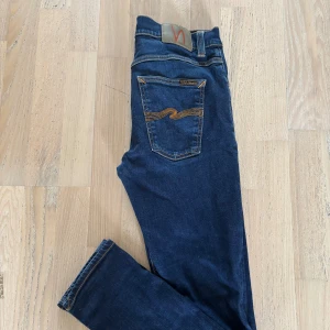 Mörkblå jeans från Nudie Jeans  - Ett par snygga sköna mörkblå indie jeans. Dom är nästan som nya har använt dom några gånger men inget är trasigt. (Skriv om intresse) pris kan alltid diskuteras 